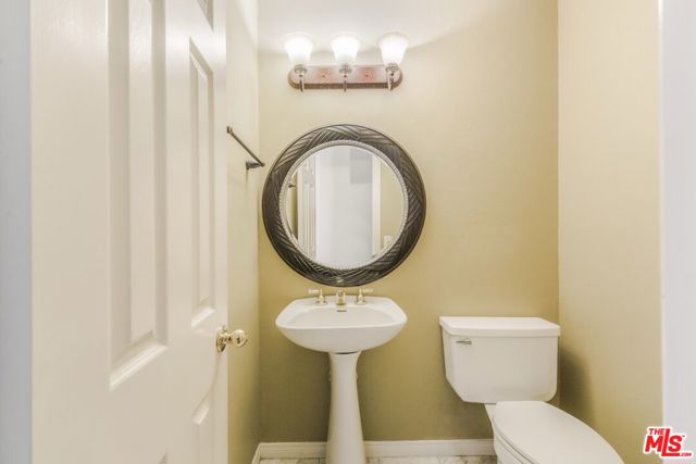 3131 E Hillcrest Drive, Westlake Village CA: https://media.crmls.org/mediaz/2f247990-8b77-451d-8c82-7721cbbec629.jpg