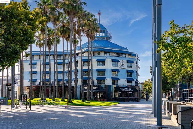 410 Webster St, Oakland CA: https://media.crmls.org/mediaz/2f26e9ab-5041-49bd-82ef-8cd5b36b0597.jpg