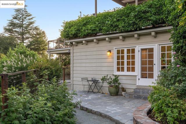 6452 Ascot Dr, Oakland CA: https://media.crmls.org/mediaz/2f26f9da-870d-4f94-ba39-c0768f526701.jpg