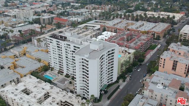 7250 Franklin Avenue, Los Angeles CA: https://media.crmls.org/mediaz/2f278af9-5a83-40c7-bc81-82d769f1900f.jpg