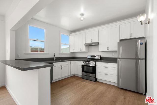 1912 7th Avenue, Los Angeles CA: https://media.crmls.org/mediaz/2f284ef4-2df3-4c34-add3-5f4eddf6bdbf.jpg