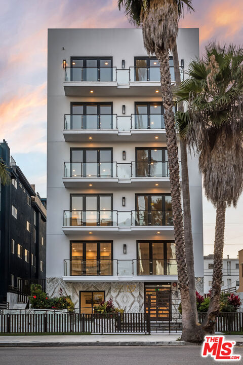 137 N Doheny Drive, West Hollywood CA: https://media.crmls.org/mediaz/2f28cc54-8360-4685-b04e-2c3b6baa5370.jpg