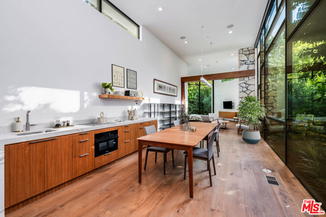 1010 N Rexford Drive, Beverly Hills CA: https://media.crmls.org/mediaz/2f291f8e-3263-4ca7-b9b7-c6e4b4393658.jpg