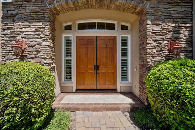 2307 Vineyard Heights Ln, Pleasanton CA: https://media.crmls.org/mediaz/2f29f436-455b-4fc0-8b5b-dc728221ab9d.jpg