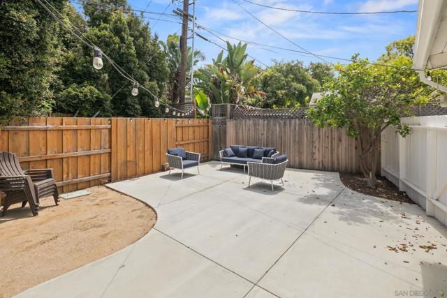 435 Country Club Ln, Coronado CA: https://media.crmls.org/mediaz/2f2a0f47-48b5-4497-a001-48a5846e3be3.jpg
