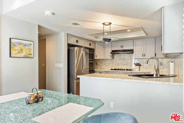 13082 Mindanao Way, Marina del Rey CA: https://media.crmls.org/mediaz/2f2a95b2-676a-49a3-9d4f-8943b64f796e.jpg