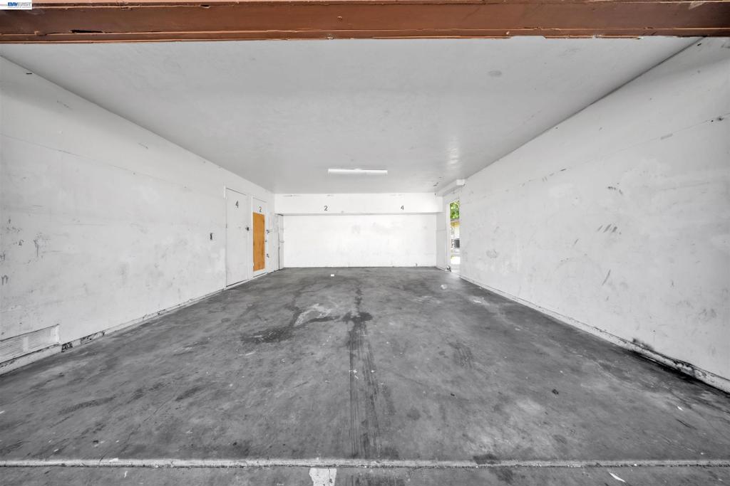 https://media.crmls.org/mediaz/2f2a9982-49ac-4a82-af36-6432f4cd3736.jpg?preset=X-Large