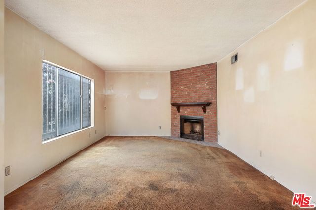 717 Marco Place, Venice CA: https://media.crmls.org/mediaz/2f2abf11-ae10-4678-84da-da72a70c2c9d.jpg