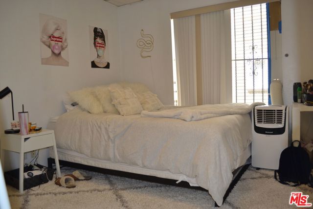721 W 32nd Street, Los Angeles CA: https://media.crmls.org/mediaz/2f2b996b-4051-475a-9f87-4e9aae27df30.jpg