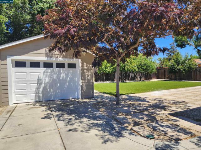 1818 Granada Dr, Concord CA: https://media.crmls.org/mediaz/2f2c1c8c-e29a-4045-b42d-0180c71d6327.jpg