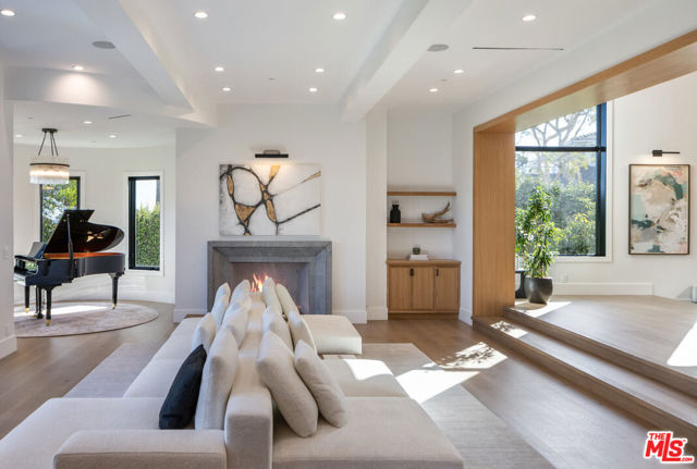 7052 Dume Drive, Malibu CA: https://media.crmls.org/mediaz/2f2c7044-0af2-4402-b3c7-fe070660e8e5.jpg