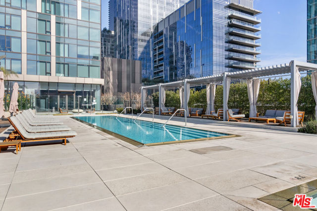 889 Francisco, Los Angeles CA: https://media.crmls.org/mediaz/2f2d8085-4970-42bc-8957-97c3b10b5d41.jpg