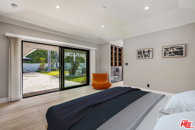 8400 Mulholland Drive, Los Angeles CA: https://media.crmls.org/mediaz/2f2e834e-6c24-4dbd-af58-fd7aad146af2.jpg