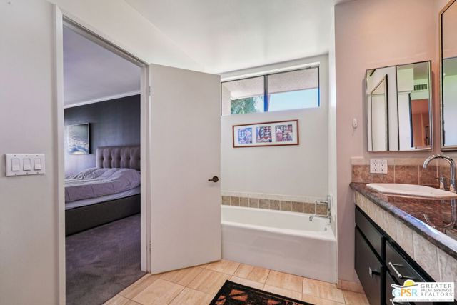 1445 Via Isla, Palm Springs CA: https://media.crmls.org/mediaz/2f2ea53f-a864-49d2-a5df-9775d2080b3b.jpg