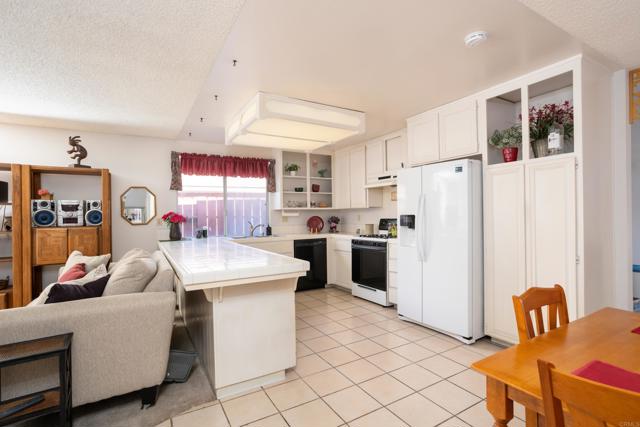 Detail Gallery Image 5 of 17 For 864 Crystal Creek Ct, Chula Vista,  CA 91910 - 4 Beds | 2 Baths