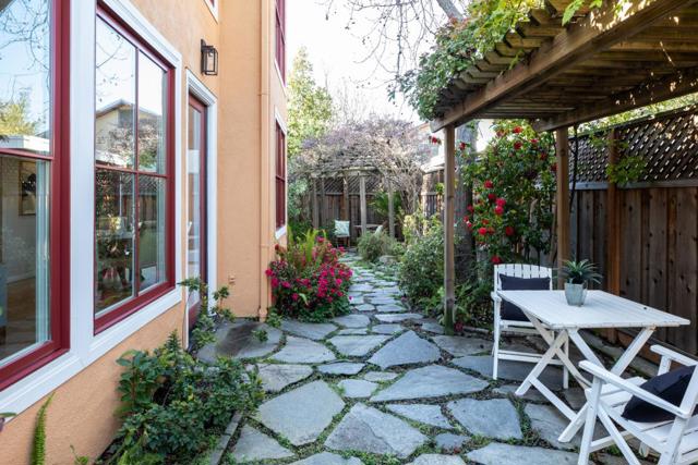 988 Menlo Avenue, Menlo Park CA: https://media.crmls.org/mediaz/2f2fc5bb-a958-4ed8-9447-d2eac4857c23.jpg