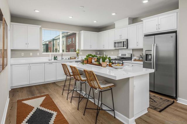 1821 Onyx Ln, Chula Vista CA: https://media.crmls.org/mediaz/2f311210-50cf-49b6-bd98-35203ba34364.jpg