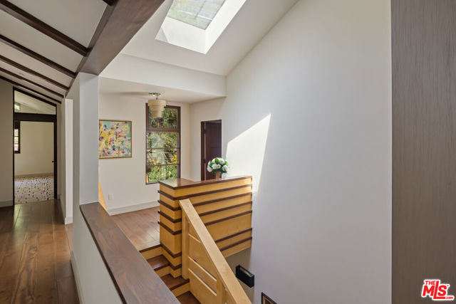 2669 Harlesden Court, Los Angeles CA: https://media.crmls.org/mediaz/2f319289-98f6-4ef1-921b-e73cd0ca20df.jpg