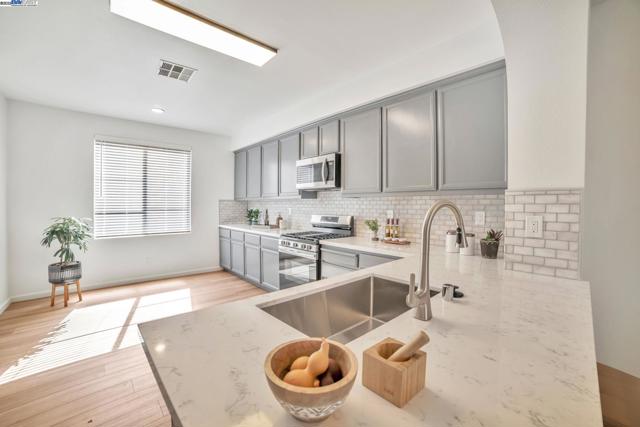 3312 Amaryllis Cir, San Ramon CA: https://media.crmls.org/mediaz/2f31e8cd-2070-410c-bbbc-acf28dc61dad.jpg
