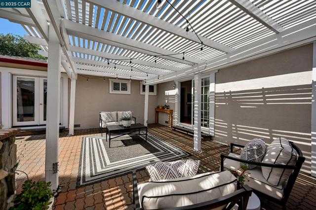 427 Dale Rd, Martinez CA: https://media.crmls.org/mediaz/2f320834-23cc-4ada-8560-9ddf9c47d226.jpg