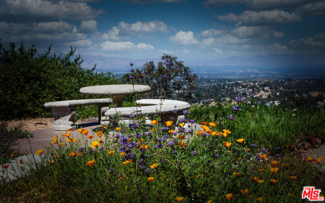 121 Navajo Lane, Topanga CA: https://media.crmls.org/mediaz/2f32af4d-9975-443c-80e4-a7a93f874659.jpg