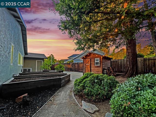 14 Mt Eden Pl, Clayton CA: https://media.crmls.org/mediaz/2f33e14a-d239-4192-acbf-b12e4091158b.jpg