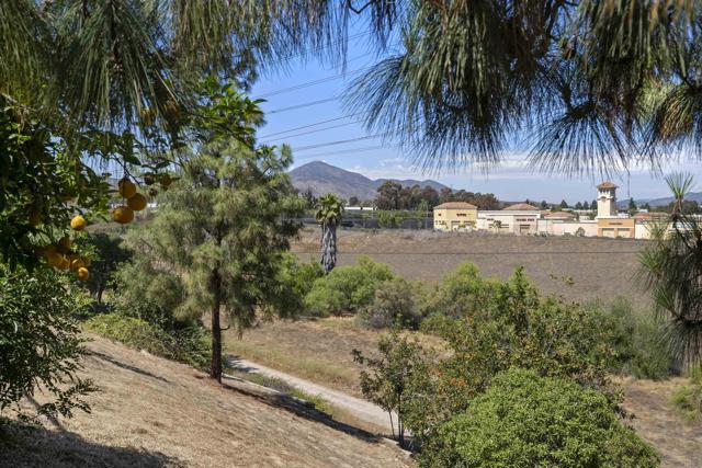 845 RIDGEWATER DR, Chula Vista CA: https://media.crmls.org/mediaz/2f3423eb-2f3b-4a35-84f2-00abb0b582a5.jpg