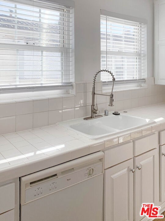 120 N Orange Drive, Los Angeles CA: https://media.crmls.org/mediaz/2f34d28d-cc3d-4a94-8260-ba69d46bc8bf.jpg