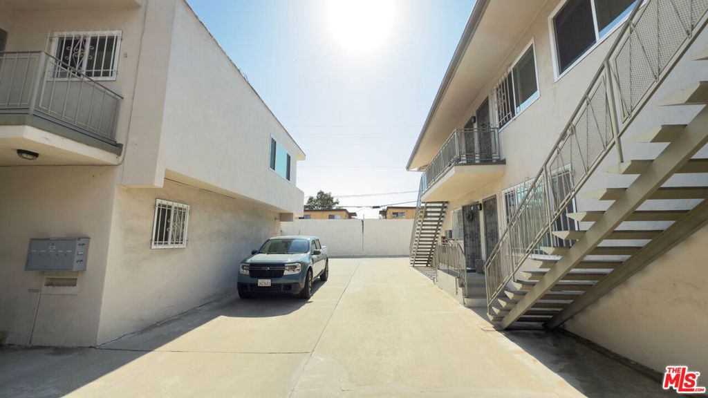 975 S Kingsley Drive #6