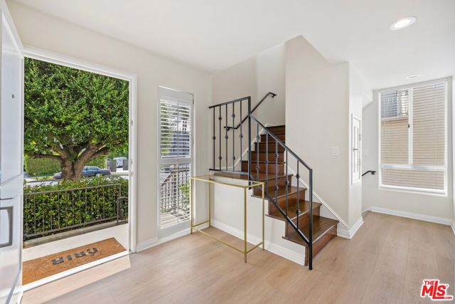 4231 Tujunga Avenue, A photo 4