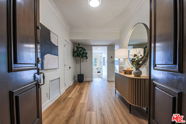 133 S Oakhurst Drive, Beverly Hills CA: https://media.crmls.org/mediaz/2f364ac5-165a-45c2-8fdd-76f5d0728ede.jpg