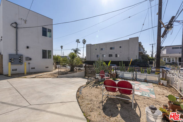 1005 N Alexandria Avenue, Los Angeles CA: https://media.crmls.org/mediaz/2f3726a0-a956-40e9-8915-8deb3ebd3186.jpg