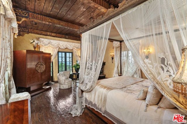 4320 Cedarhurst Circle, Los Angeles CA: https://media.crmls.org/mediaz/2f37982c-6865-4fd1-94ac-b2f7a9c902cb.jpg
