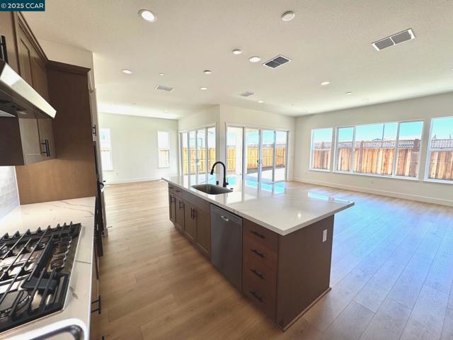 17585 Bushwick Lane, Lathrop CA: https://media.crmls.org/mediaz/2f388237-de01-4af2-82bf-61aab1756159.jpg