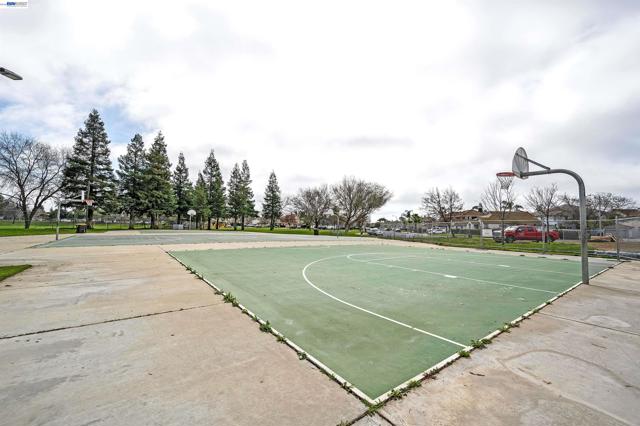 1589 Friendly St, Manteca CA: https://media.crmls.org/mediaz/2f38cdee-cdf7-4d28-acdb-d84ff2e03a1b.jpg