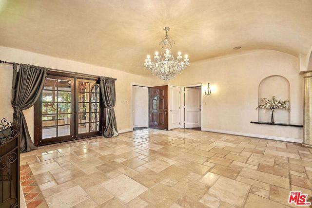 424 N Arden Boulevard, Los Angeles CA: https://media.crmls.org/mediaz/2f38e292-9530-44c8-92ec-4cc20643f992.jpg