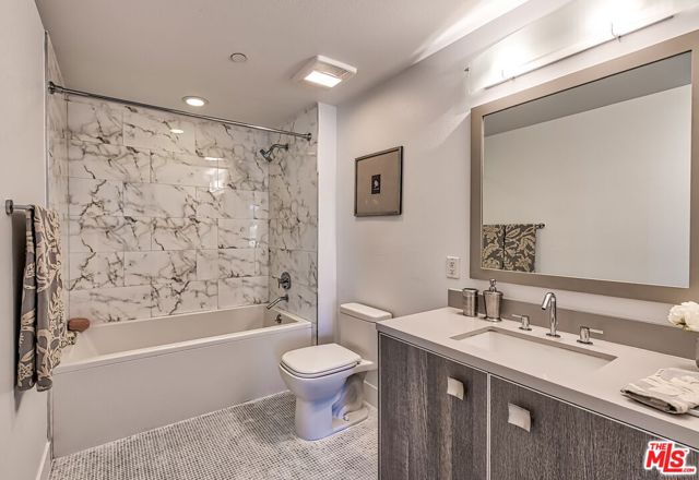 1168 S Barrington Avenue, Los Angeles CA: https://media.crmls.org/mediaz/2f3923ba-e377-4b47-98bd-1c799d414d3d.jpg
