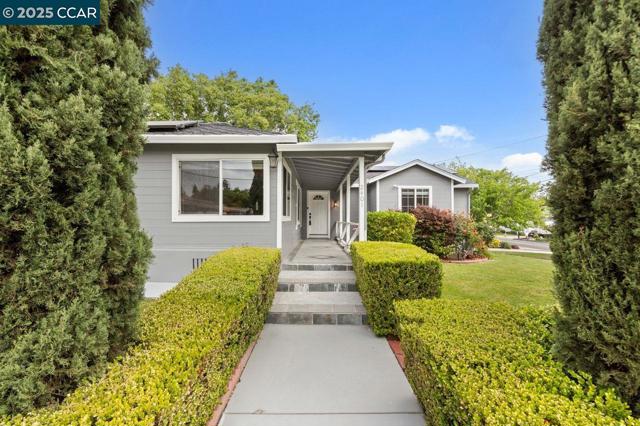 2401 Casa Way, Walnut Creek CA: https://media.crmls.org/mediaz/2f392852-6bd3-474a-a2ac-30487422318a.jpg