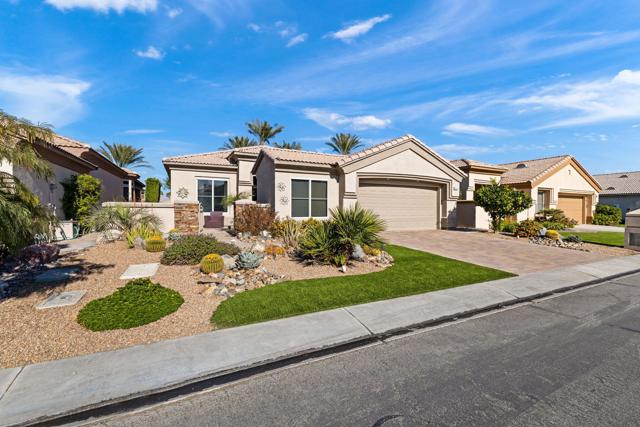 80464 Muirfield Drive, Indio CA: https://media.crmls.org/mediaz/2f3a794f-fe1b-4830-912b-4ec65f98a332.jpg