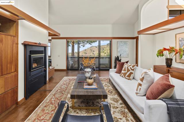 25 Dartmouth Dr, Berkeley CA: https://media.crmls.org/mediaz/2f3a7b00-f4b5-476a-b6d8-a08842737304.jpg