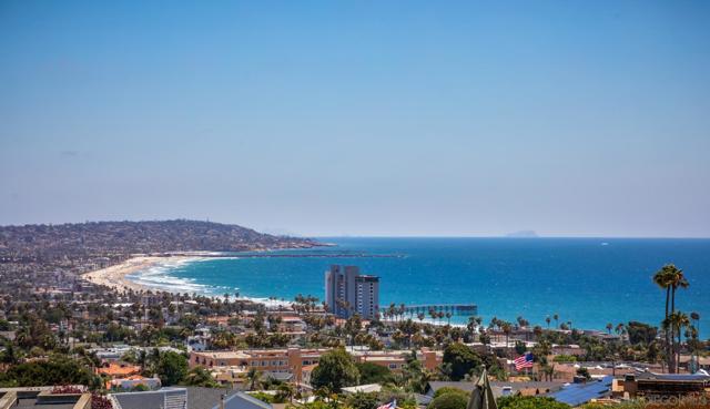 5560 Moonlight Lane, La Jolla CA: https://media.crmls.org/mediaz/2f3ab27b-e8d2-4c13-839c-f245704a362c.jpg
