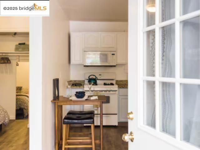 6432 Sunnymere, Oakland CA: https://media.crmls.org/mediaz/2f3acde5-2a96-416f-ba5b-12db5355f67a.jpg