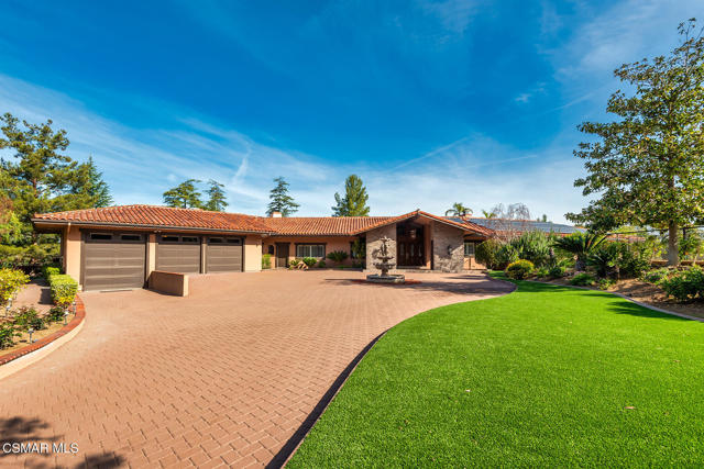 11 Inverness Road, Thousand Oaks CA: https://media.crmls.org/mediaz/2f3ae0eb-21cb-4088-a0fc-a68a831efa5c.jpg