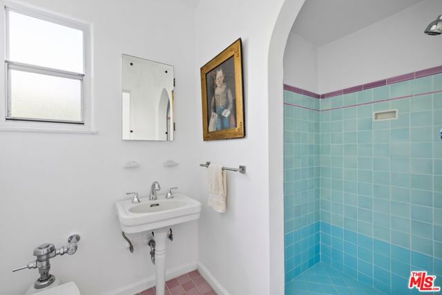 10516 Tennessee Avenue, Los Angeles CA: https://media.crmls.org/mediaz/2f3b534d-4725-4033-84c4-ecaaf555e055.jpg