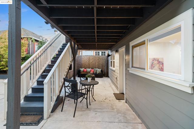 6528 Dover St, Oakland CA: https://media.crmls.org/mediaz/2f3c4055-1237-4355-8cdc-a71b9e541be5.jpg