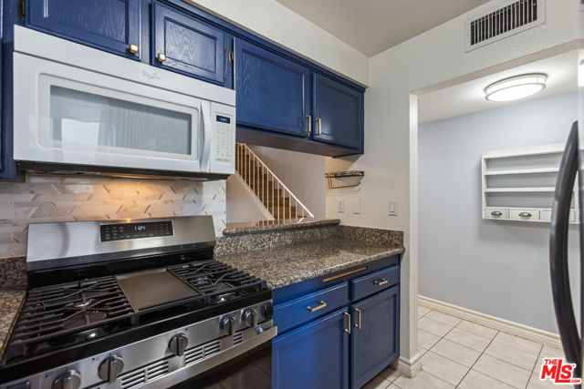 15215 Magnolia Boulevard, 131 photo 6
