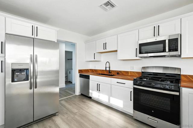 1301 Clove St, El Cajon CA: https://media.crmls.org/mediaz/2f3df738-8de3-47d9-a5eb-d224ac820f21.jpg