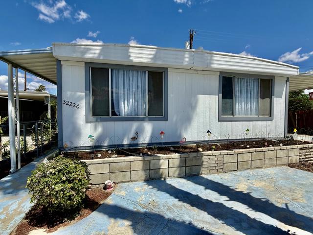32220 San Miguelito Drive, Thousand Palms CA: https://media.crmls.org/mediaz/2f3e0169-9e5a-4116-b2d2-1e90e9dea03b.jpg