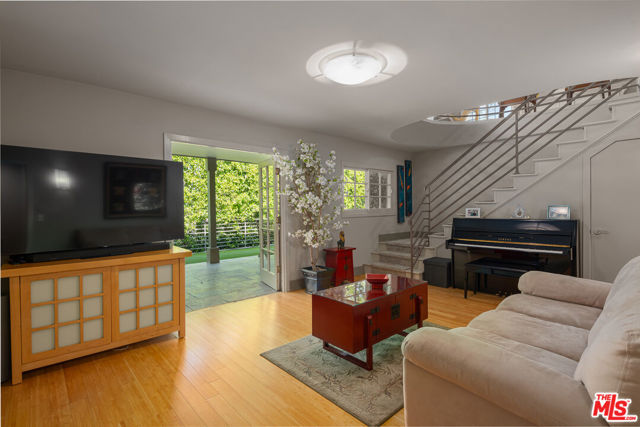 13477 Contour Drive, Sherman Oaks CA: https://media.crmls.org/mediaz/2f3e099f-186e-4015-acbc-0a355fe81243.jpg