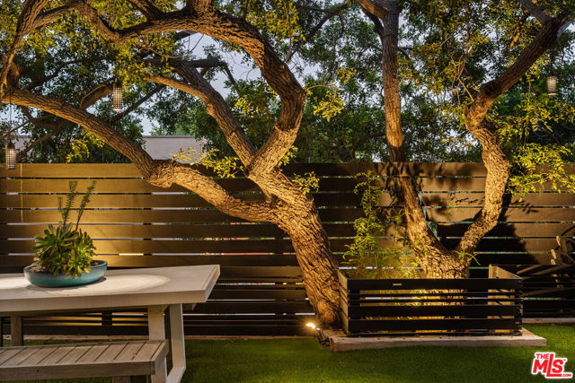 8556 Ridpath Drive, Los Angeles CA: https://media.crmls.org/mediaz/2f3e12b7-1a49-48c6-8924-dcf175a4616f.jpg